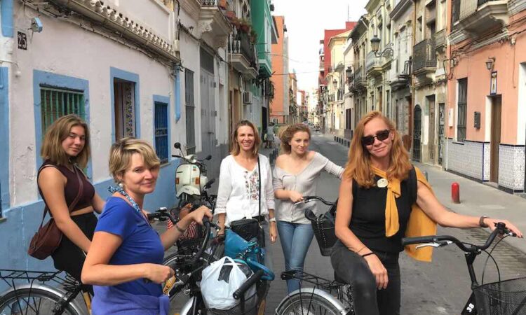 cap-expats-campaigns-advertisers-2 Women with bikes