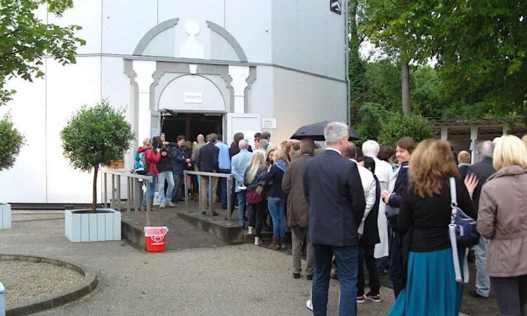 cap-expats-campaigns-advertisers-4 People queueing