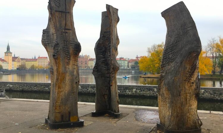 Sculpure art of wooden pillars